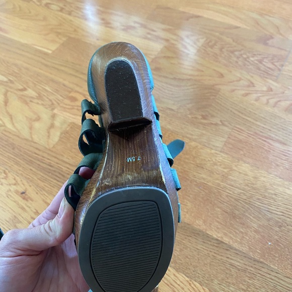 Heels G by Guess size 7.5 - Picture 5 of 6